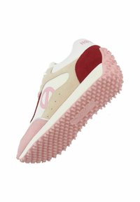 Sneakers con una toma superiore in rete bianca, accenti in suede beige e rosso, tallone rosa e suola in gomma testurizzata rosa con un motivo antiscivolo.