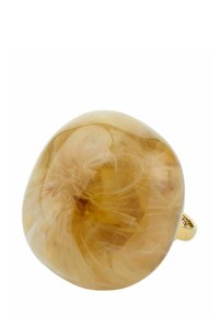 Ümmargune sõrmus, millel on poolläbipaistev merevaigukujuline kivi keerlevate mustritega, paigutatud kuldse tooniga metallist ansamblisse.