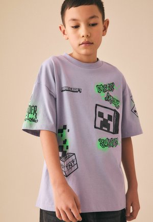 Next, NEXT ALL OVER PRINT LICENSE T-SHIRT (4-16YRS) - T-Shirt print - purple placement