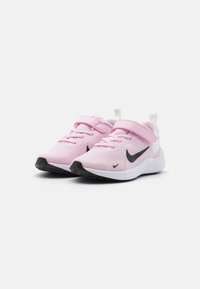 Zapatillas deportivas rosas con acentos negros, parte superior de malla, suela acolchada y correa ajustable. Cuenta con una lengüeta en el talón para facilitar su uso.