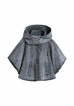 Cape à capuche en denim gris avec boutons sur le devant, deux poches verticales et larges manches courtes, présentée sur fond blanc.