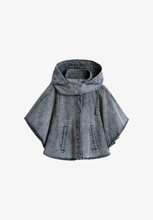 Cape à capuche en denim gris avec boutons sur le devant, deux poches verticales et larges manches courtes, présentée sur fond blanc.