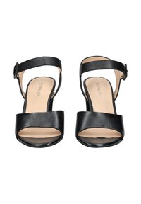Μαύρα δερμάτινα σανδάλια με τακούνι, ανοιχτή μύτη και λουράκι στο αστράγαλο με αγκράφα. Διαθέτουν φαρδιά μπροστινή λουρίδα και λεία εσωτερική σόλα.