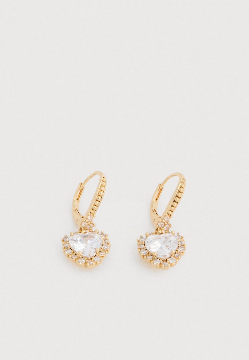 Cercei rotunzi din aur cu o piatră prețioasă transparentă în formă de inimă în centru, înconjurată de pietre mici și clare, prevăzuți cu o închidere cu levier texturată.