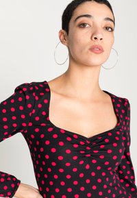 Even&Odd Vestido de malha - black/red