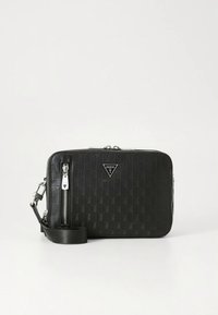 Schwarze synthetische Handtasche mit geometrischem Muster, silbernen Beschlägen, Reißverschluss, abnehmbarem Riemen und vorderseitigem Logo.