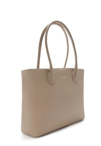Sac fourre-tout en cuir beige avec deux longues poignées, de forme rectangulaire, surface texturée et logo de la marque bien en vue à l'avant.