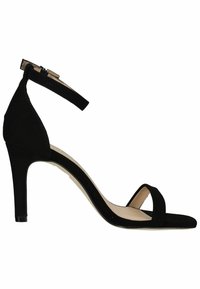 Sandale à talon haut en daim noir pour femme avec bride à la cheville et bout ouvert sur fond blanc.