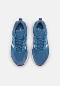 Modré sportovní boty s horní částí z mesh a semiše, bílými akcenty, texturovaným šněrováním a polstrovanou podrážkou, pohled shora.