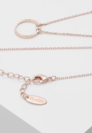 Collier chaîne en or rose avec un pendentif cercle ouvert texturé et un fermoir à mousqueton avec une étiquette gravée "Orelia".