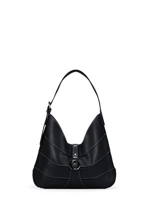 Bolso de hombro de cuero negro con forma curva, detalles de costuras blancas, correa frontal con hebilla y asa ajustable individual.
