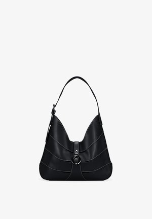 Bolso de hombro de cuero negro con forma curva, detalles de costuras blancas, correa frontal con hebilla y asa ajustable individual.