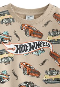 Beige sweatshirt met kleurrijke Hot Wheels autografieken, waaronder een oranje sportauto en een gele muscle car, met een geribbelde kraag.