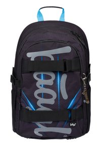 Zaino nero con un motivo esagonale, dettagli blu e logo grigio. Presenta spallacci regolabili e più scomparti per lo stoccaggio.