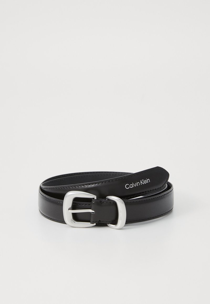 Svart läderbälte med en slät yta, utrustat med en silverfärgad metallspänne och en märkesetikett som står "Calvin Klein."
