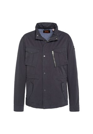 Chaqueta azul marino oscura de tejido suave, con cuello alto, múltiples bolsillos, cierre frontal de cremallera y botones.