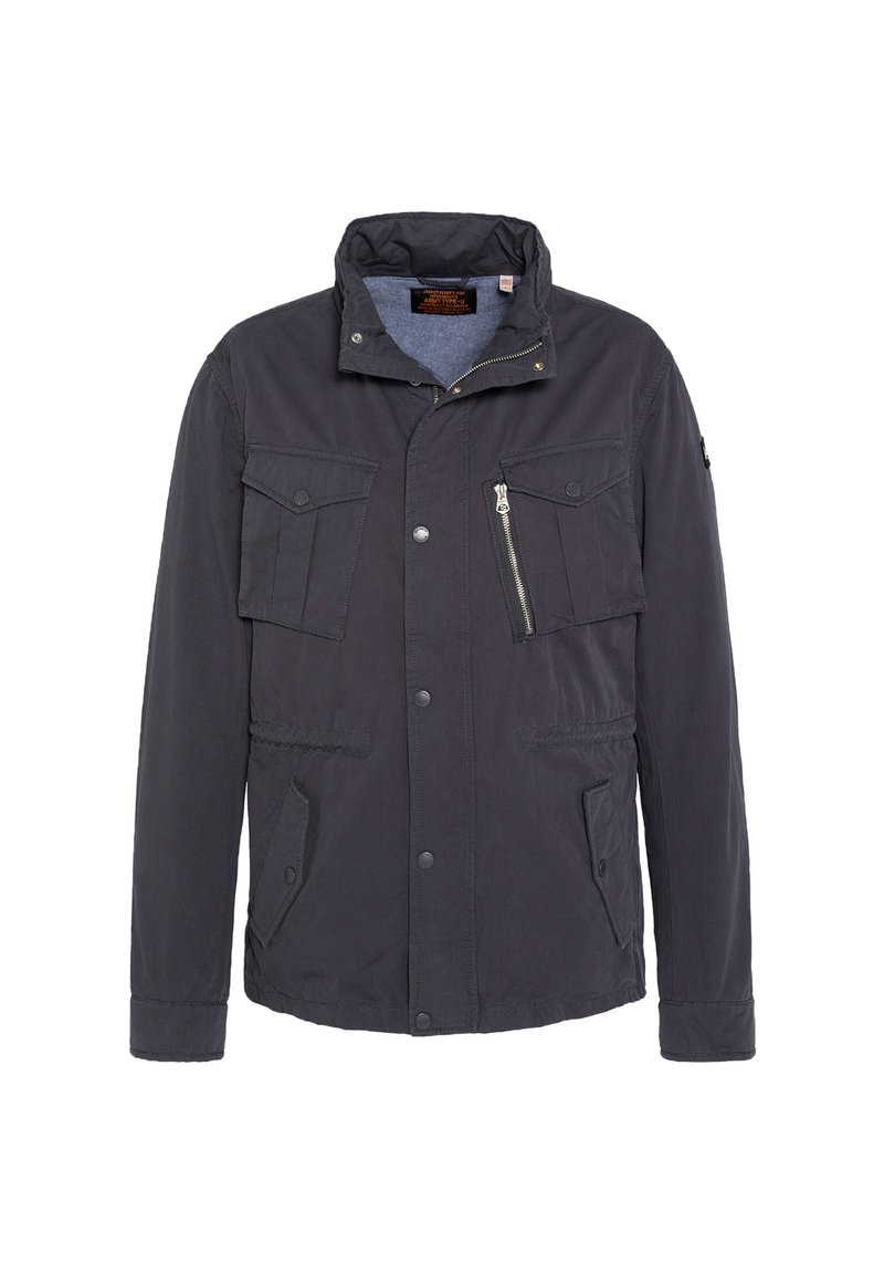 Giacca blu scuro realizzata in tessuto liscio, con colletto alto, numerose tasche, una zip frontale e chiusure a bottone.