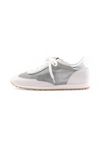 Scarpa atletica bianca con materiali in rete e pelle, punta arrotondata, colori a contrasto, suola piatta con motivo di trazione e design con lacci.