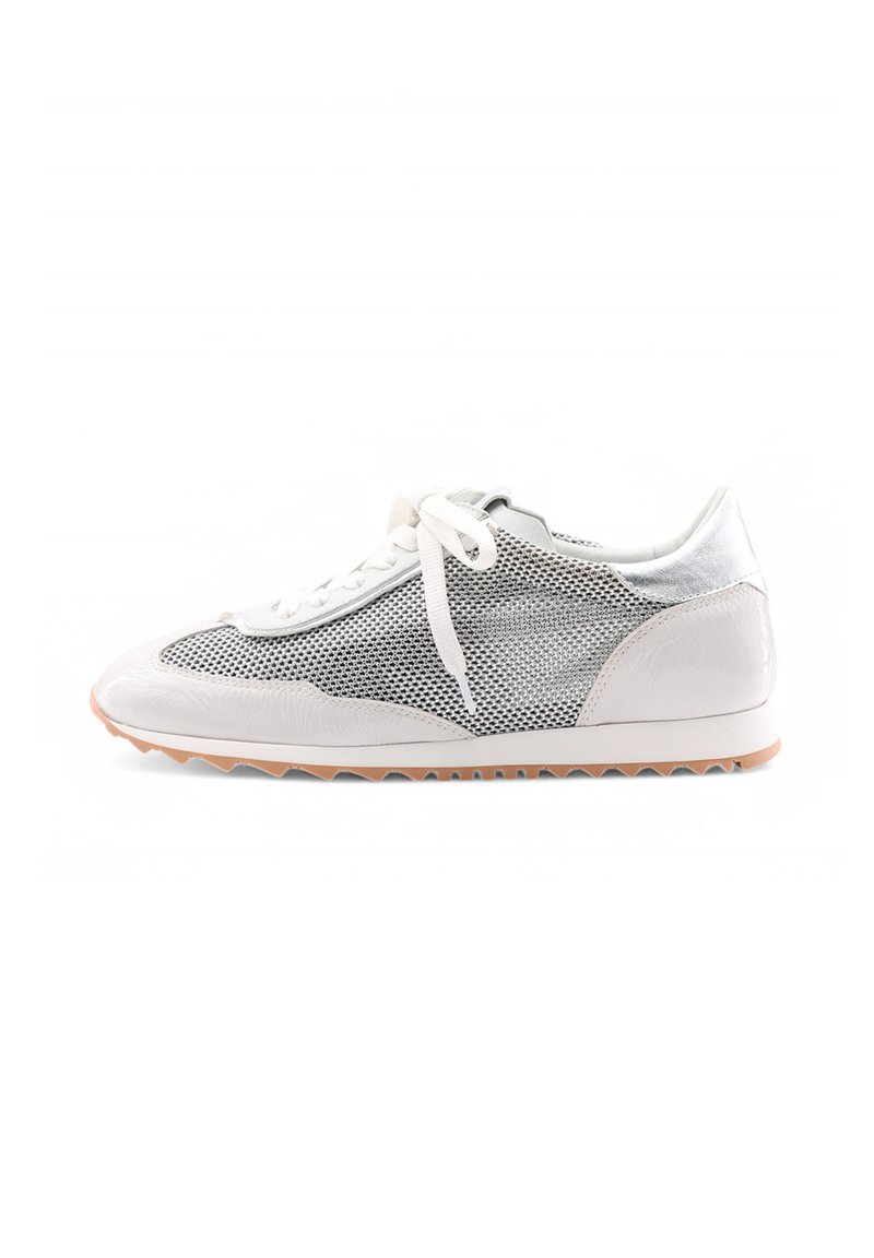 Scarpa atletica bianca con materiali in rete e pelle, punta arrotondata, colori a contrasto, suola piatta con motivo di trazione e design con lacci.