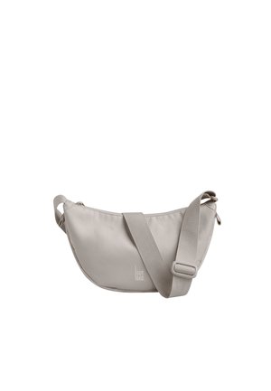 Borsa a tracolla grigia chiaro a forma di mezzaluna con tracolla regolabile e logo "GOT BAG." sul davanti, su sfondo bianco.