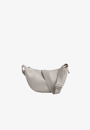 Borsa a tracolla grigia chiaro a forma di mezzaluna con tracolla regolabile e logo "GOT BAG." sul davanti, su sfondo bianco.