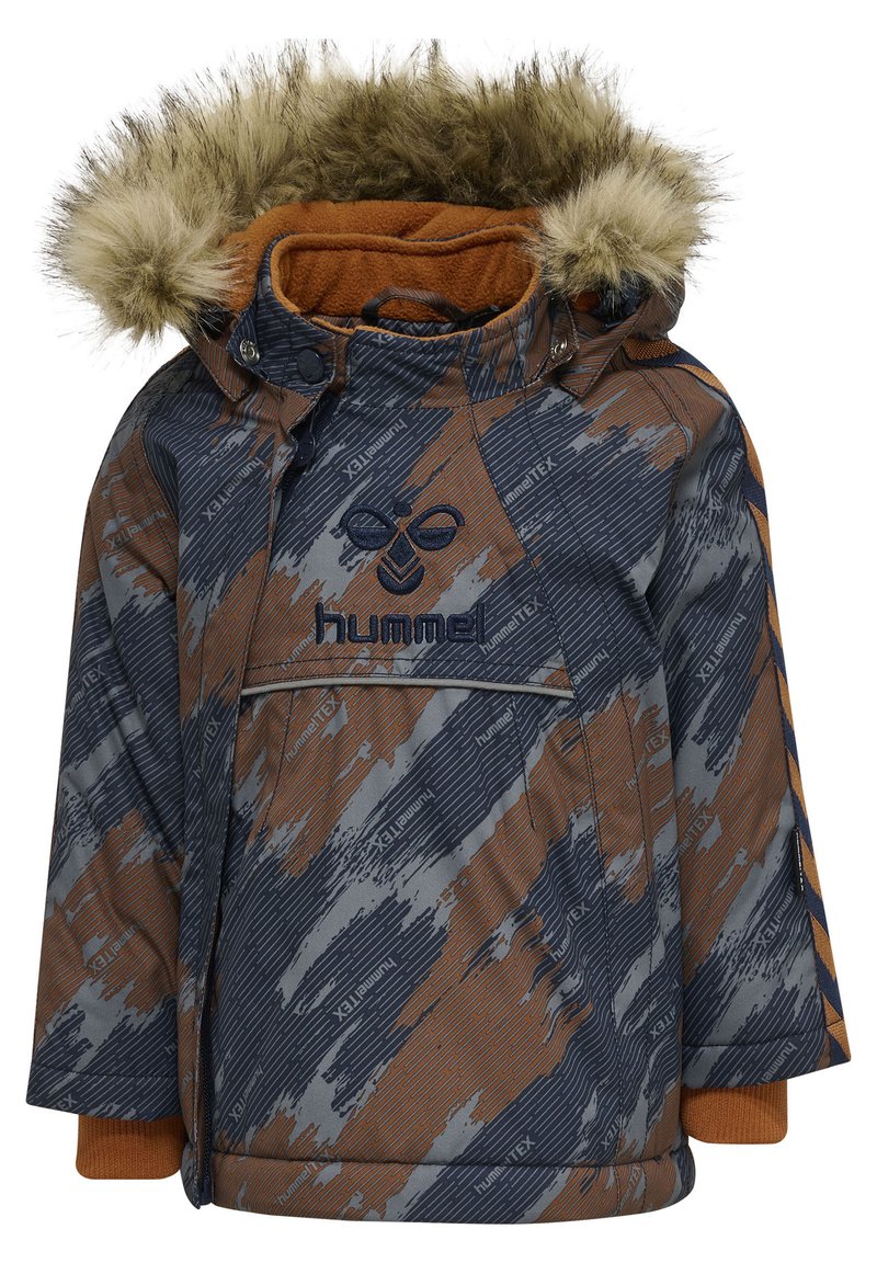 Jungen-Herrenjacke in Blau und Braun mit einer mit Fell gefütterten Kapuze, abstrakten Mustern und einem Front-Logo. Wasserdichtes Material mit Reißverschlüssen.