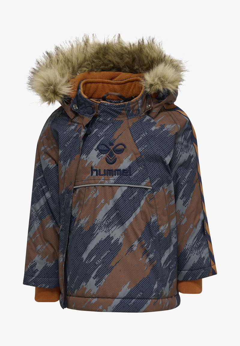 Veste à capuche pour garçons dans des couleurs bleu et marron, avec une capuche douillette en fourrure, des motifs abstraits et un logo à l'avant. Matériau imperméable avec des zips.