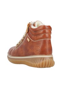 Botte de cheville en cuir marron avec une finition texturée, fermeture éclair sur le côté et coutures blanches contrastées. Présente une semelle en caoutchouc et un doublage doux.