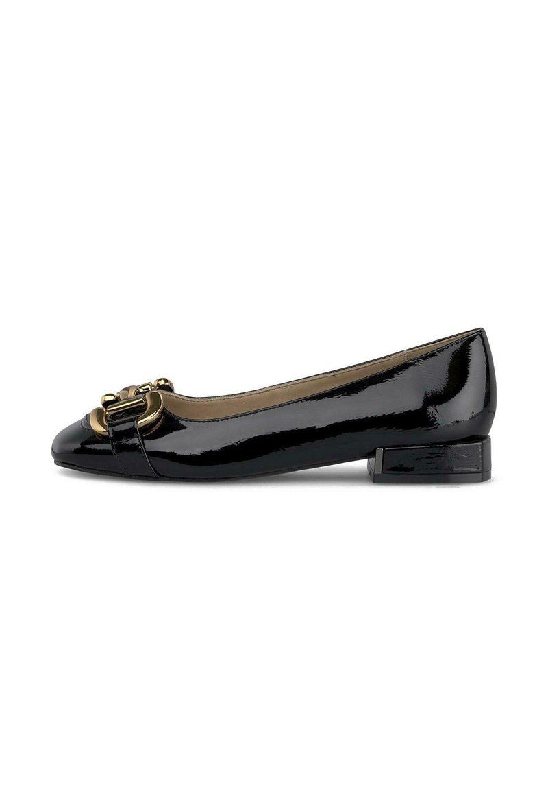 Ballerines en cuir verni noir avec un bout carré, détail en métal doré à l'avant et un petit talon carré. Texture lisse et brillante.