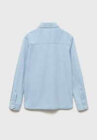 Cămașă din denim de culoare albastru deschis, cu guler, mâneci lungi și manșete cu nasturi. Prezintă o cusătură pe umeri pe spate și o textură moale.