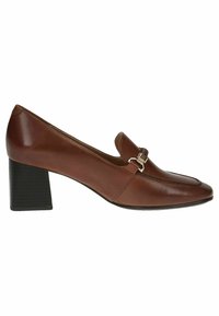 Chaussure en cuir marron à talon bloc avec un bout arrondi et une sangle décorative ornée d'accents métalliques. Texture lisse avec des détails cousus.