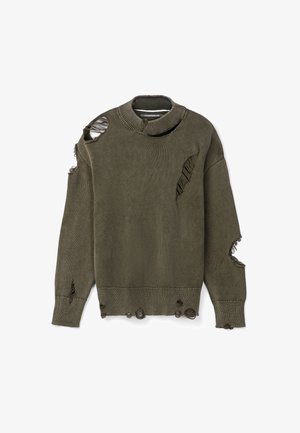 Pull tricot vert olive avec plusieurs déchirures et trous intentionnels aux manches, à la poitrine, à l'épaule et à l'ourlet, posé à plat sur un fond blanc.