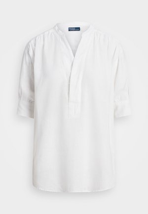 Biała bluzka damska z rękawami do łokci, delikatnymi zakładkami na ramionach oraz dekoltem w serek z kołnierzem typu mandarynka.