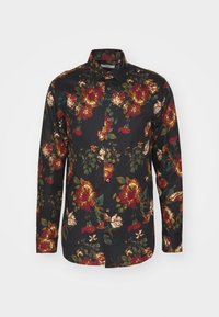 Långärmad skjorta i svart tyg med ett blommönster i röd, guld och grön. Knappstängning och standardkragsdesign.