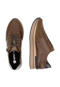 Braune Ledersneaker mit durchbrochenen Details, runder Zehenpartie, strukturierten Akzenten und einer beigen Gummisohle mit schwarzem Rand und Schnürsenkeln.