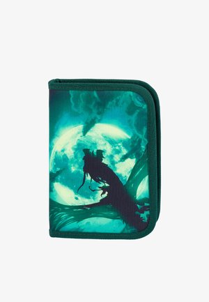 Zielony portfel na zamek z ciemną sylwetką postaci na tle jasnoniebieskiego księżyca i wirujących chmur, z powierzchnią z teksturowanej tkaniny.