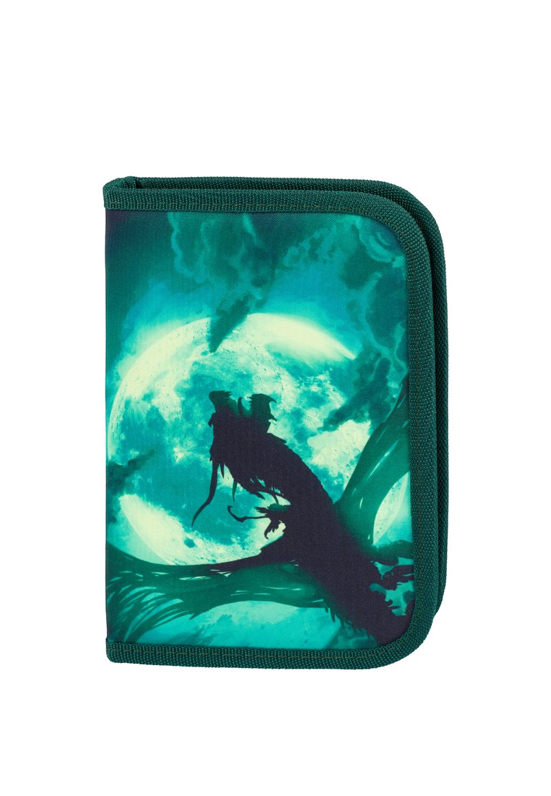 Zielony portfel na zamek z ciemną sylwetką postaci na tle jasnoniebieskiego księżyca i wirujących chmur, z powierzchnią z teksturowanej tkaniny.