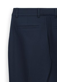 Pantalons bleu marine en tissu lisse, dotés de deux poches arrière et d'une ceinture épurée avec passants.