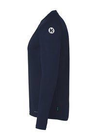 Marineblauw lang shirt met lange mouwen, gemaakt van vochtregulerende stof. Heeft een ronde halslijn en een logo op de rechter schouder. Soepele textuur.