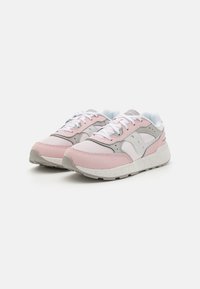 Zapatillas ligeras con parte superior de malla en rosa y blanco, con acentos grises, detalles texturizados y suela de goma para tracción.