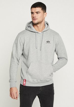 Grå bomulds-hoodie med en forlomme, snoretræk i hætten og et logo på brystet. Har et rødt aksentmærke på siden.