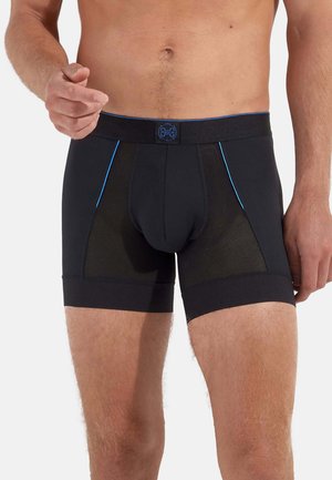 Schwarze Boxershorts mit blauen Akzenten, Mesh-Details und elastischem Bund. Weiches Material und taillierte Passform für zusätzlichen Komfort.