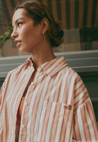 Self. Bluza s gumbima - rust brown stripe