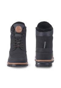 Schwarze wasserdichte Stiefel mit strukturiertem Finish, braunen Lederakzenten und einem mit Fell gefütterten Kragen. Schnürdesign mit einer Gummisohle für guten Halt.