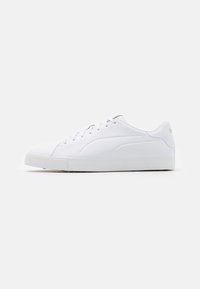 Vit sneaker med en slät syntetisk ovandel, rund tå, platta snören och en tjock gummisula. Minimalistisk design med subtila varumärkesdetaljer.