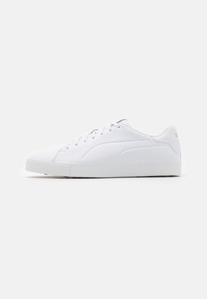 Weiße Sneaker mit einer glatten Oberseite aus Synthetik, runder Zehenpartie, flachen Schnürsenkeln und einer dicken Gummisohle. Minimalistisches Design mit subtilen Markendetails.