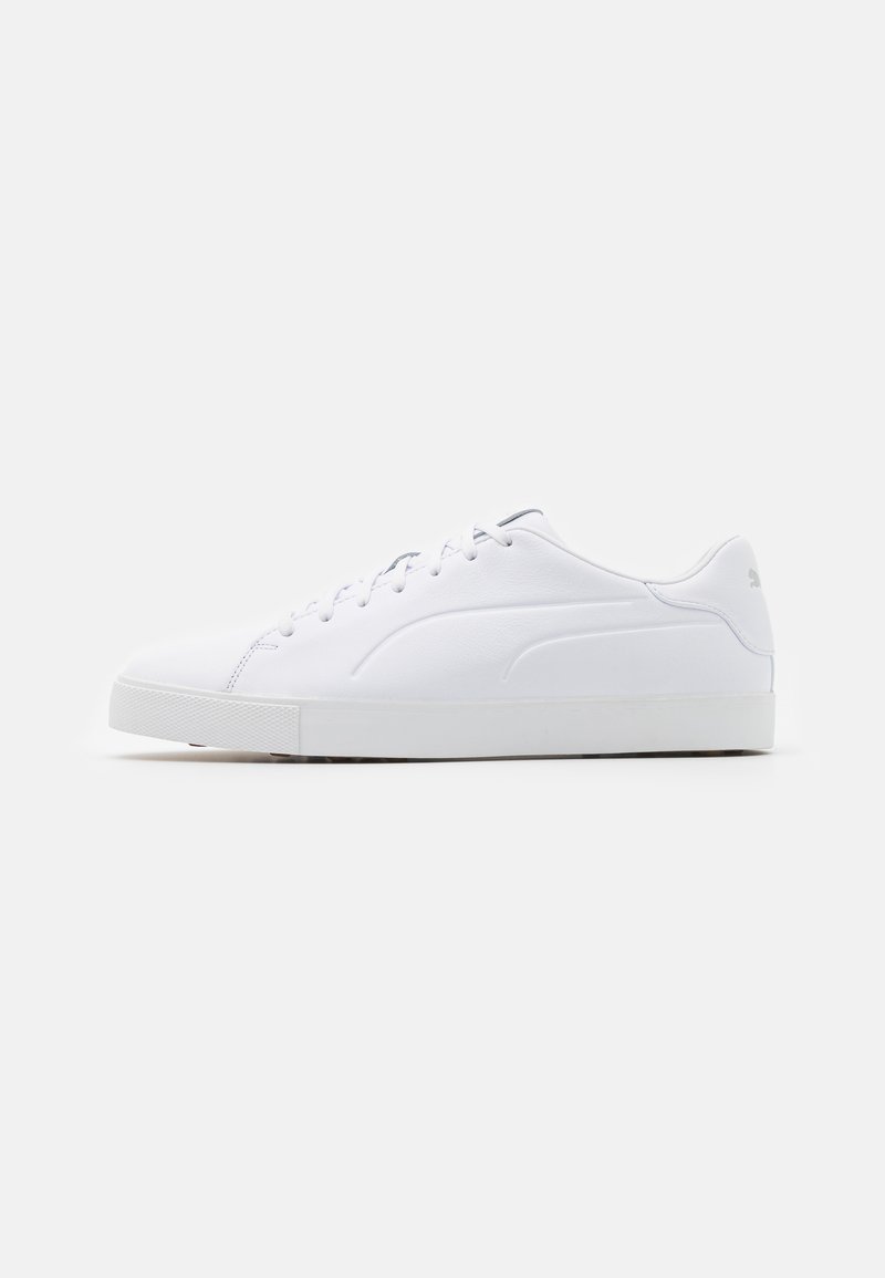 Vit sneaker med en slät syntetisk ovandel, rund tå, platta snören och en tjock gummisula. Minimalistisk design med subtila varumärkesdetaljer.