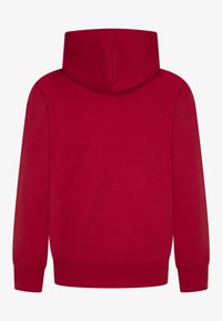 Rød hettegenser med langermet, ribbestrikkede mansjetter og kant, laget av glatt stoff, med ensfarget design og ingen synlig merkevare.