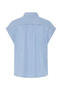 Svjetloplava bluza kratkih rukava s presavijenim manžetama, skupljenim detaljem preko gornjeg dijela leđa i klasičnim ovratnikom.