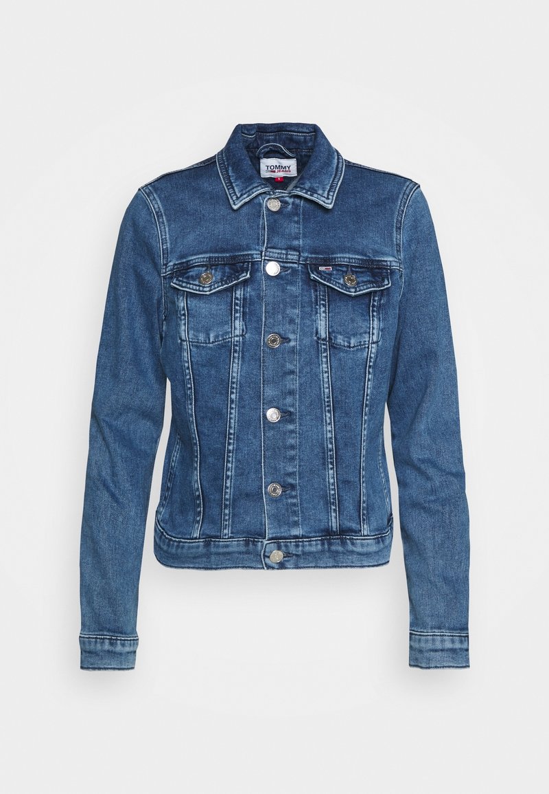 Denimjacka i mörkblått, med klassisk krage, två bröstfickor med lock och silverknappar. Slät textur.